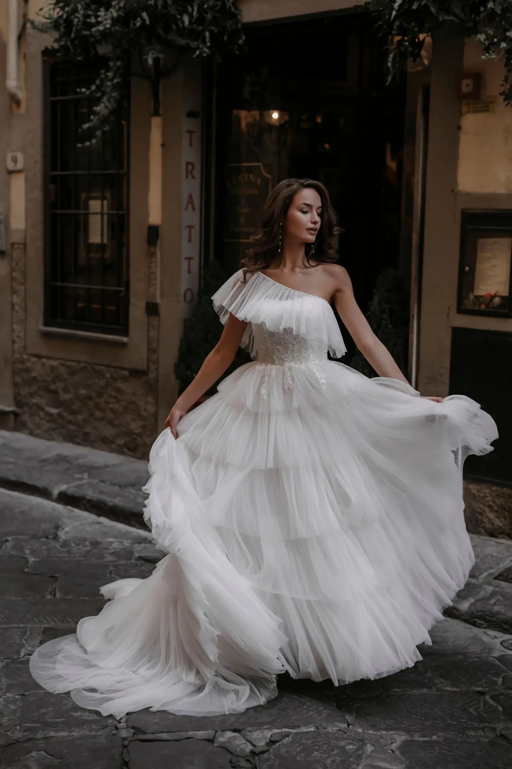 Sun-Kissed Styles: Summer Wedding Gowns for Any Venue Image
