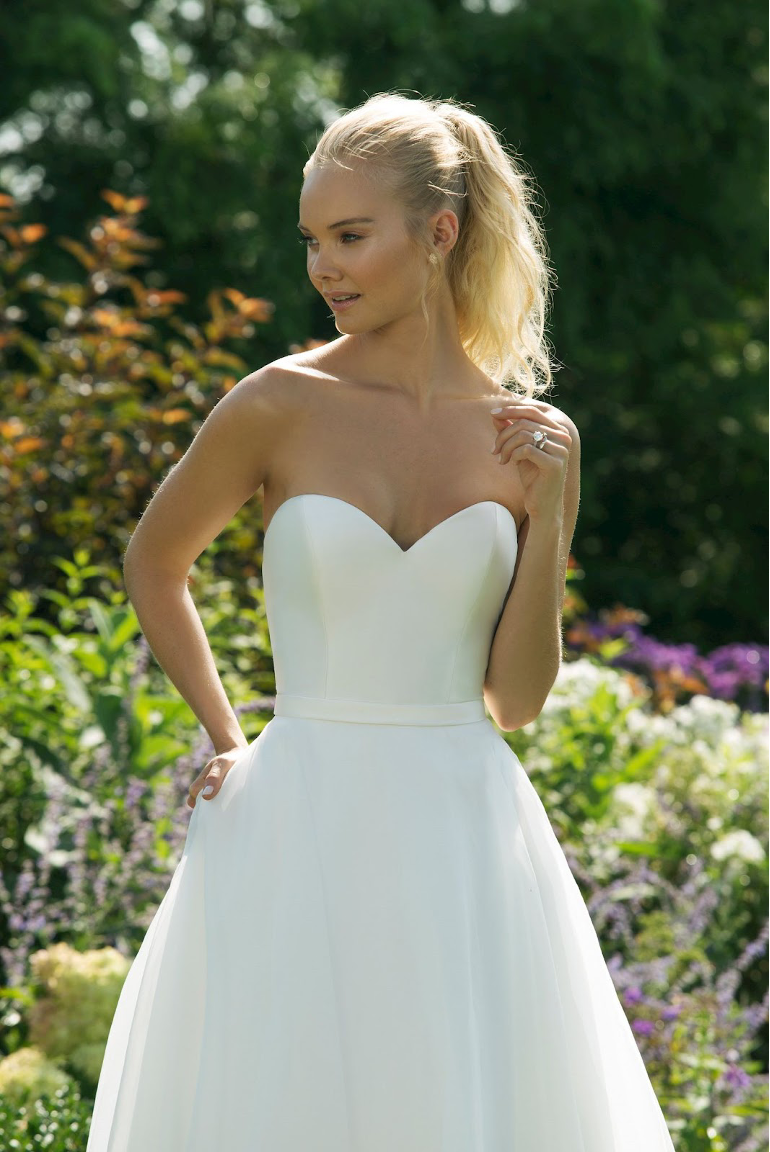 10 Gorgeous Square Neckline Wedding Dresses for Every Style - Tidewater and  Tulle | Timeless Modern Wedding Blog with DIY Wedding Ideas