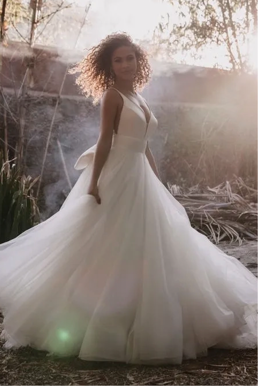 How To Move Properly In Your Wedding Dress Image